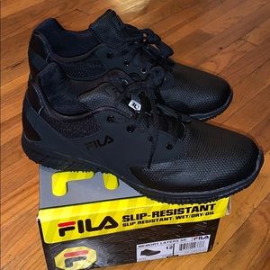 All black FILA sneakers 👟